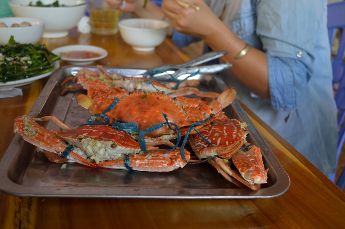 Een schaal met gekookte krabben op tafel