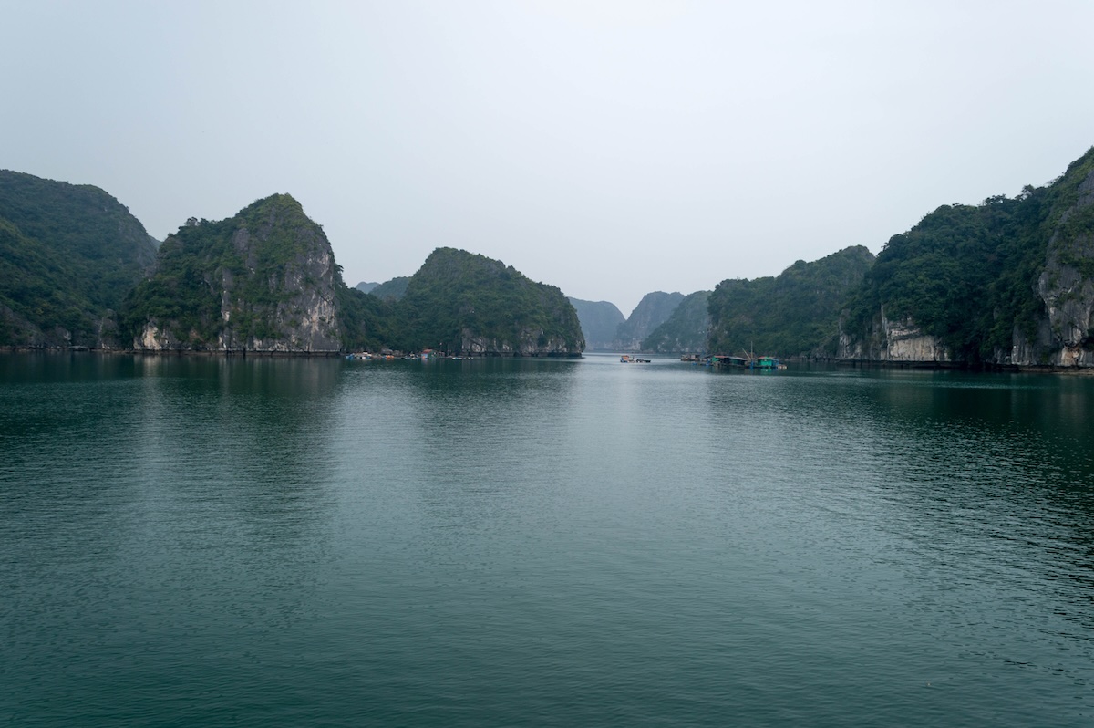 Stil water tussen de kalkstenen eilanden van Lan Ha Bay
