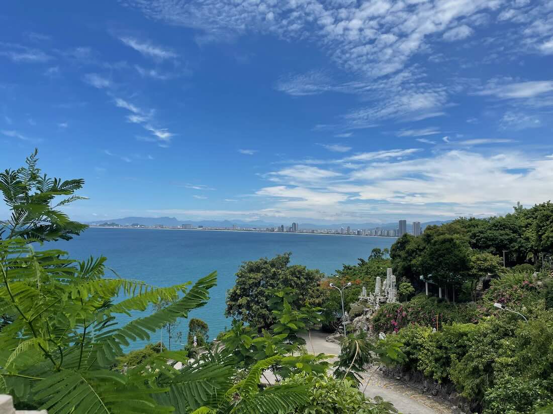 Uitzicht over de kust bij Da Nang