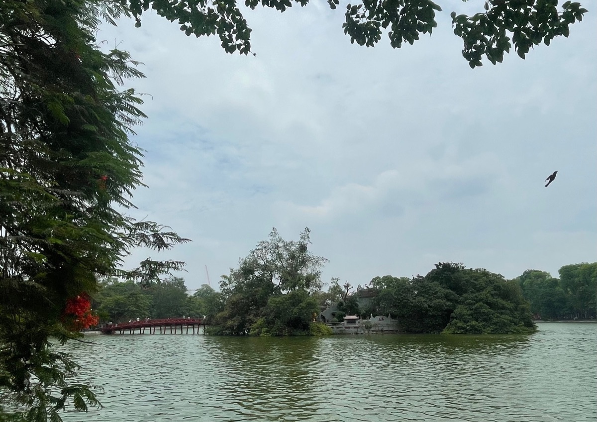 Het Hoan Kiem-meer met de rode The Huc-brug naar het eilandje van de Ngoc Son-tempel