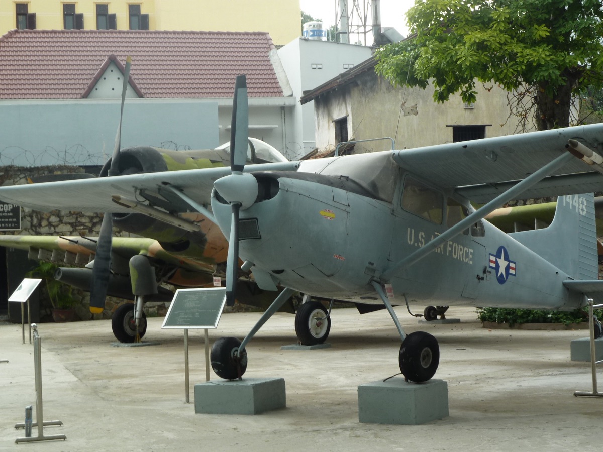 Een klein Amerikaans verkenningsvliegtuig van de U.S. Air Force op de buitenplaats van het War Remnants Museum