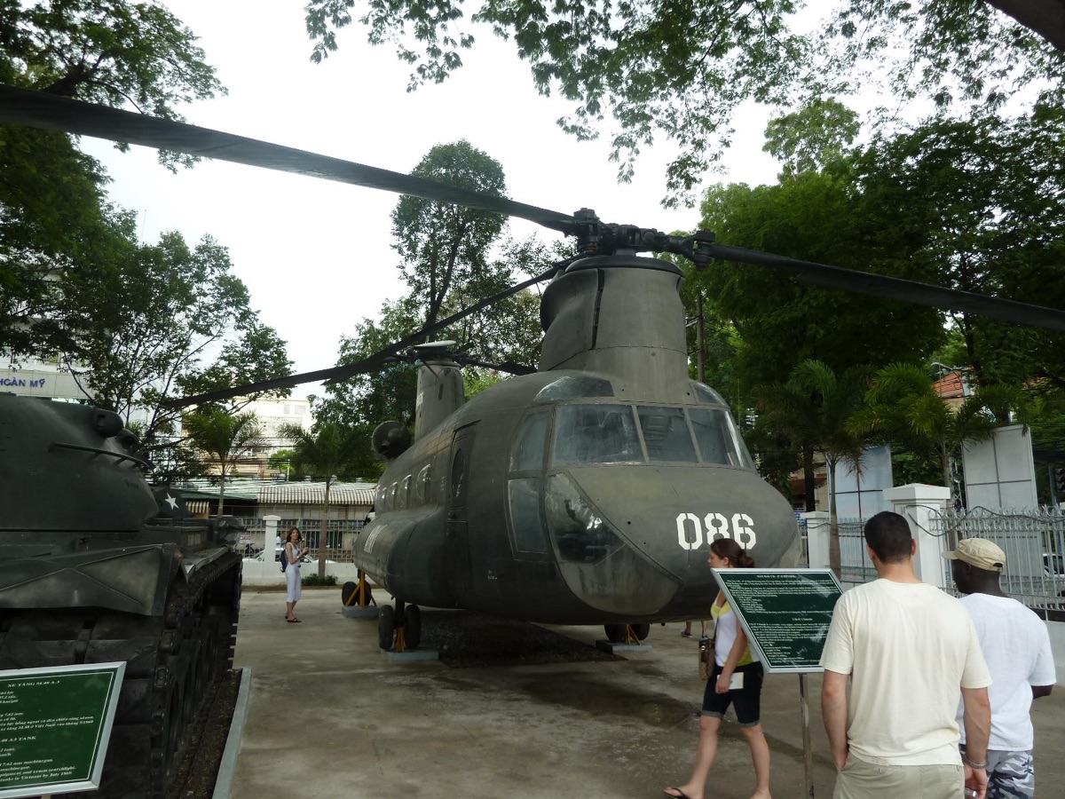 Een Chinook-transporthelikopter op de buitenplaats van het War Remnants Museum