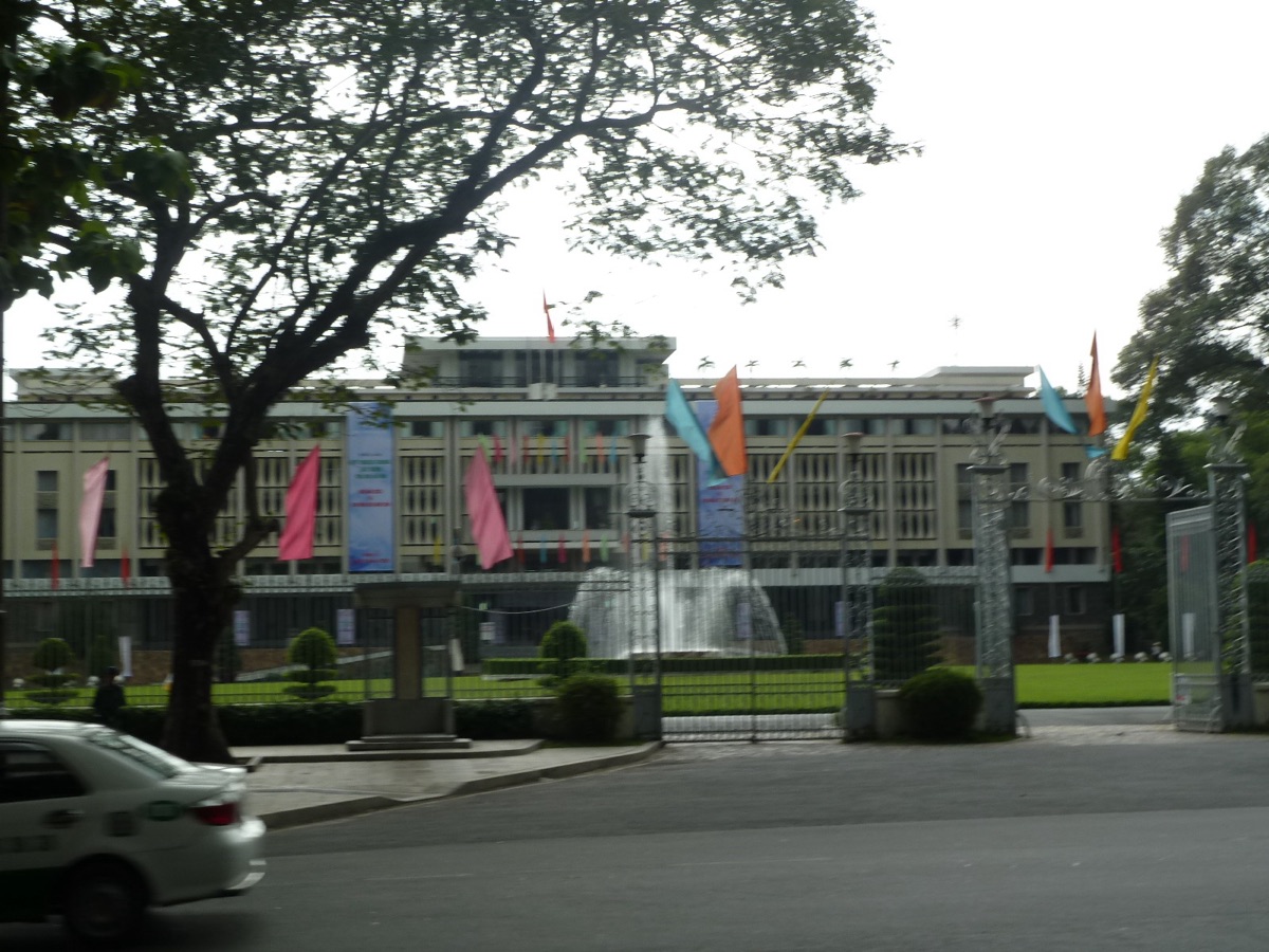Het Herenigingspaleis in Ho Chi Minh City met de fontein en vlaggen ervoor
