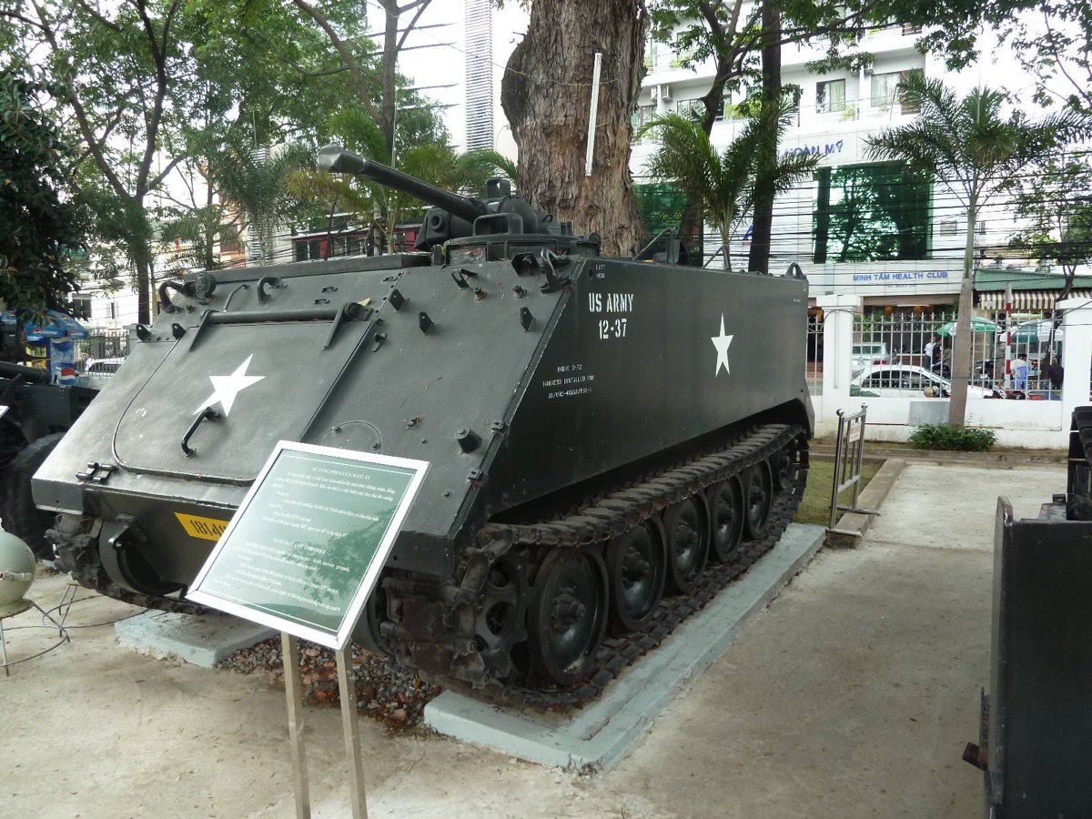 Een Amerikaans M113-pantservoertuig op de buitenplaats van het War Remnants Museum
