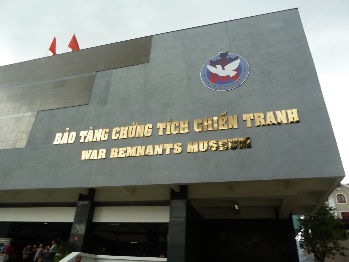 De gevel van het War Remnants Museum in Ho Chi Minh City met de naam in het Vietnamees en Engels