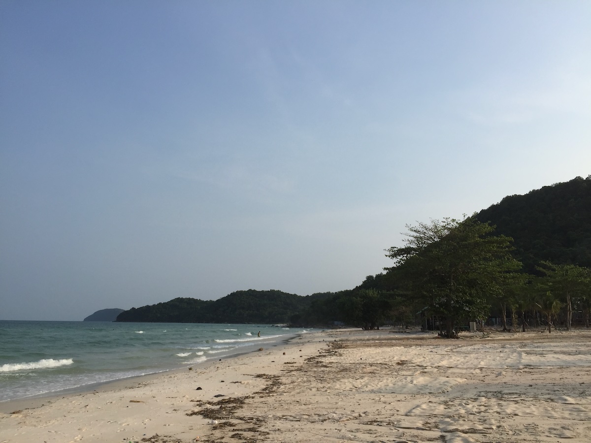 Een rustig, verlaten strand met jungle op de achtergrond op Phu Quoc