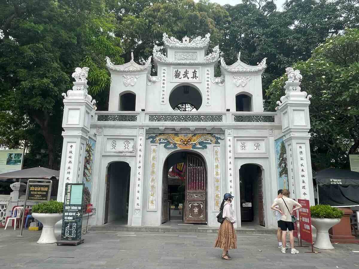De poort van de Quan Thanh tempel