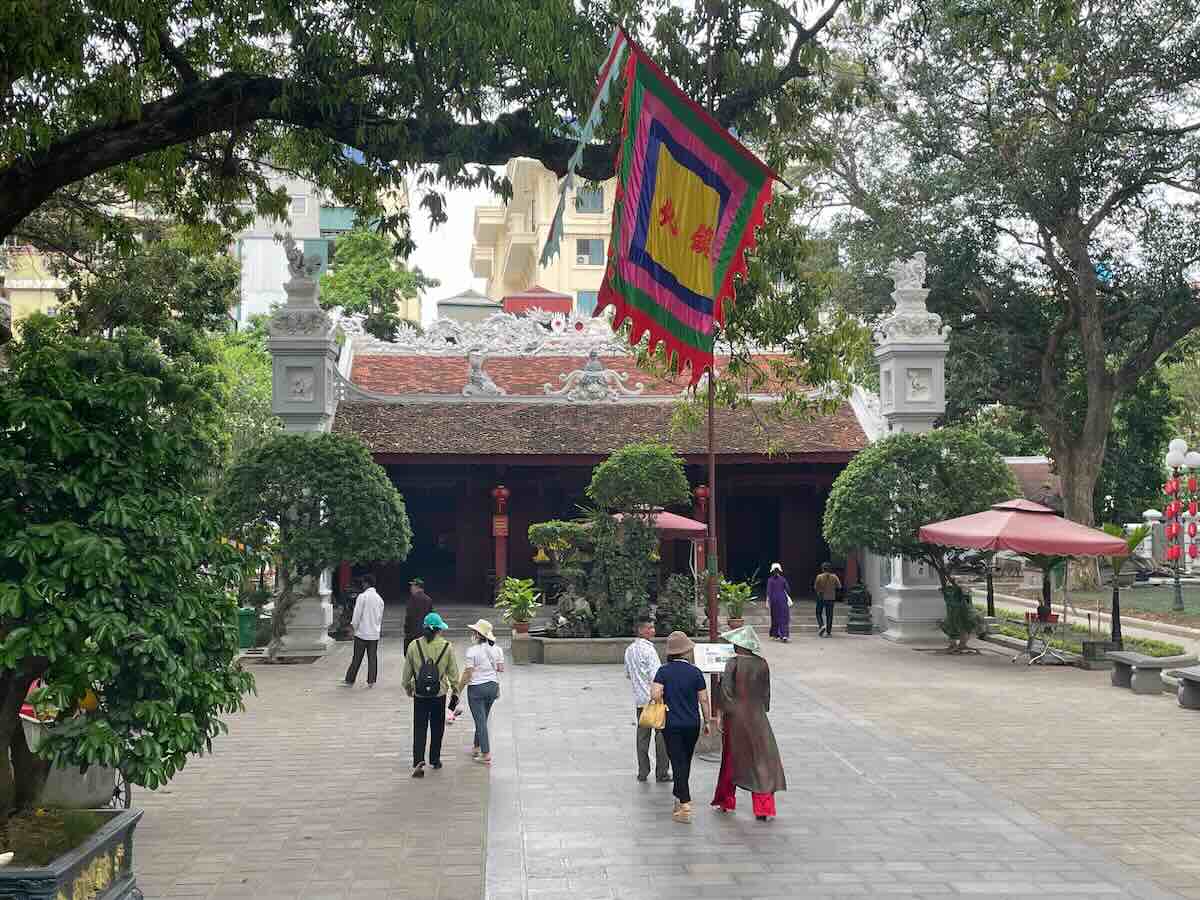Bezoekers op de binnenplaats van de Quan Thanh-tempel in Hanoi