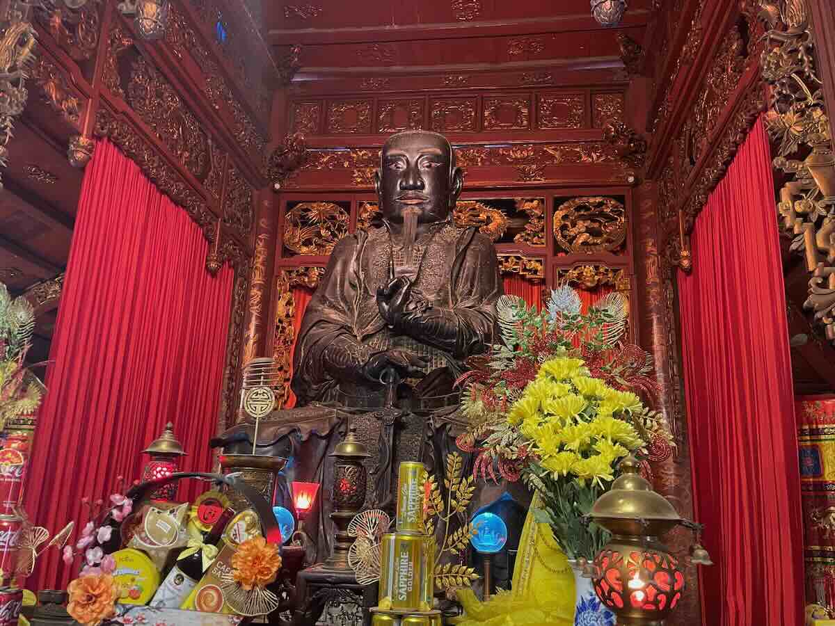 Het bronzen beeld van Tran Vu in de Quan Thanh-tempel