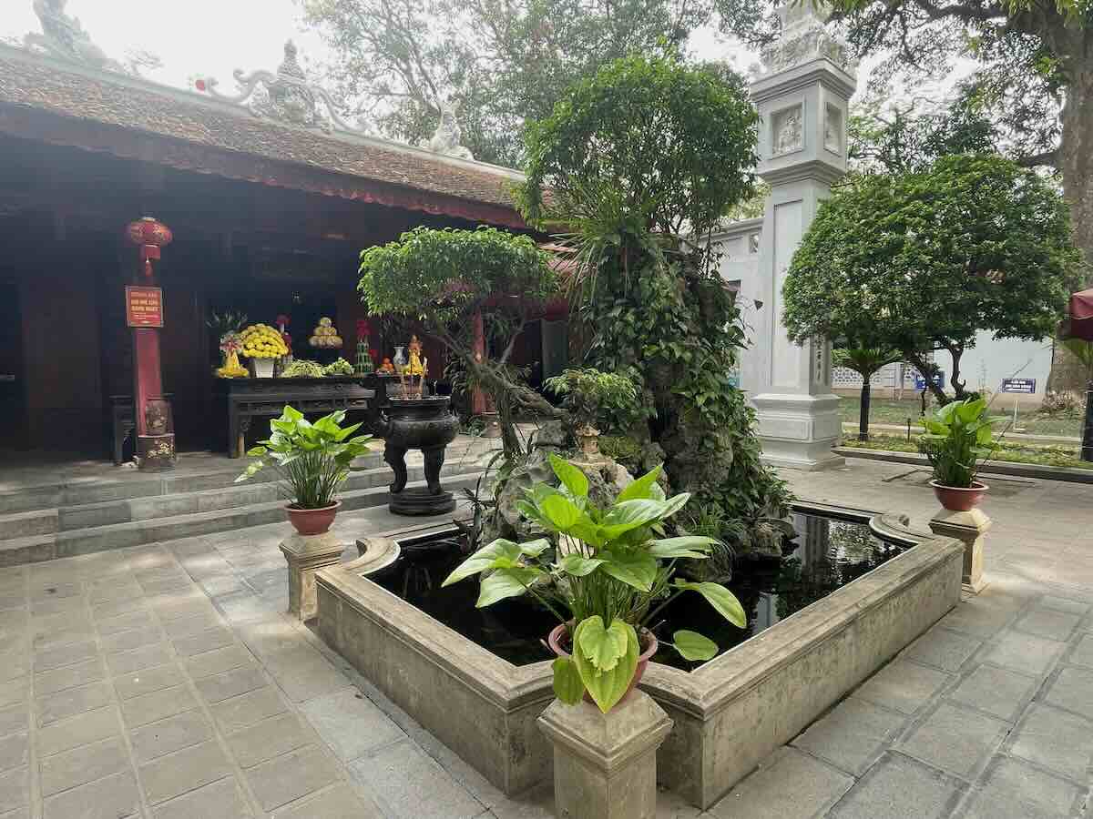 De binnenplaats van de Quan Thanh tempel in Hanoi