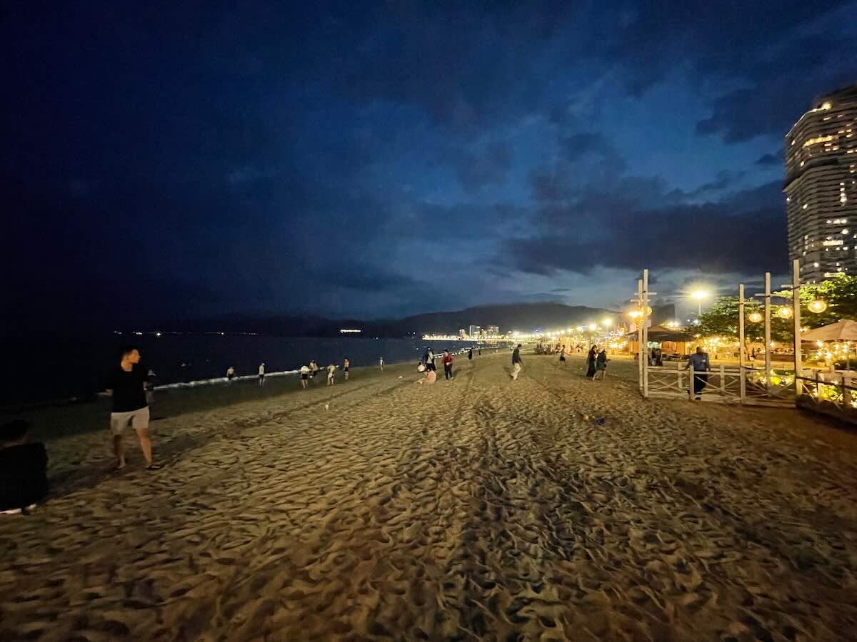 Quy Nhon-beach vlak na zonsondergang